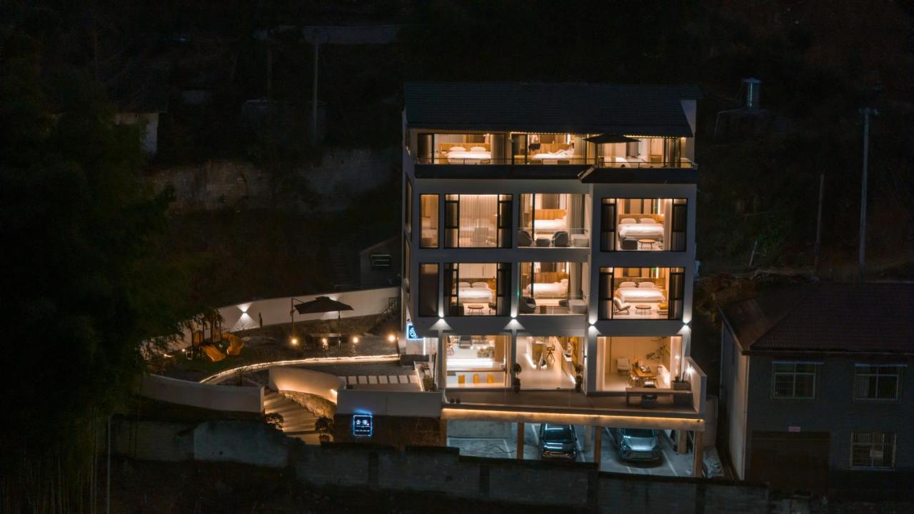 Zhangjiajie YOMO Retreat--Best Avatar Mount View, Free shuttle service to south gate of the forest park,Free Fresh Coffee,Free Self-Service Laundry & Drying, Entrance Ticket Serivce,Wholesome food,Travel Guide - B&B Zhangjiajie