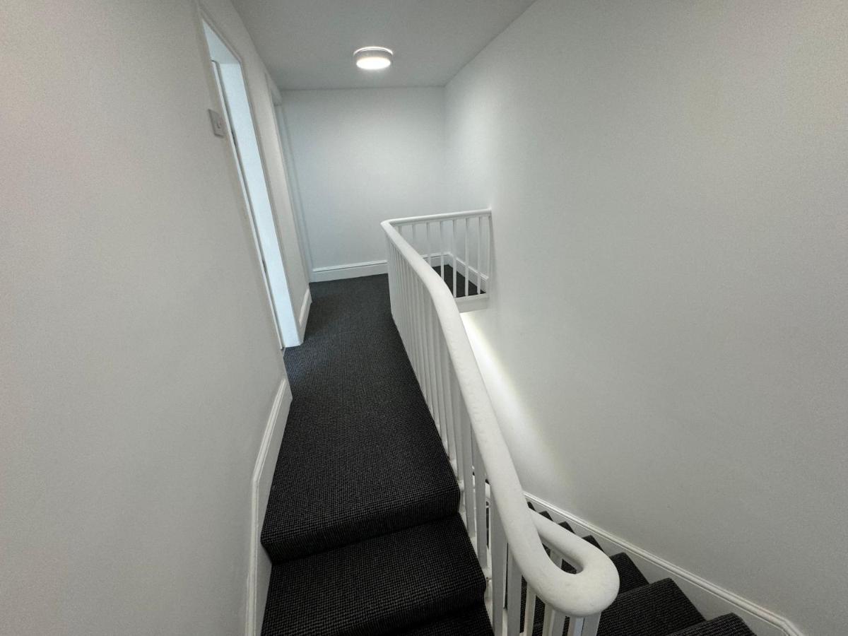 Theo apartment 150 meters from the winter gardens large groups welcome - Chambres d’hôtes
