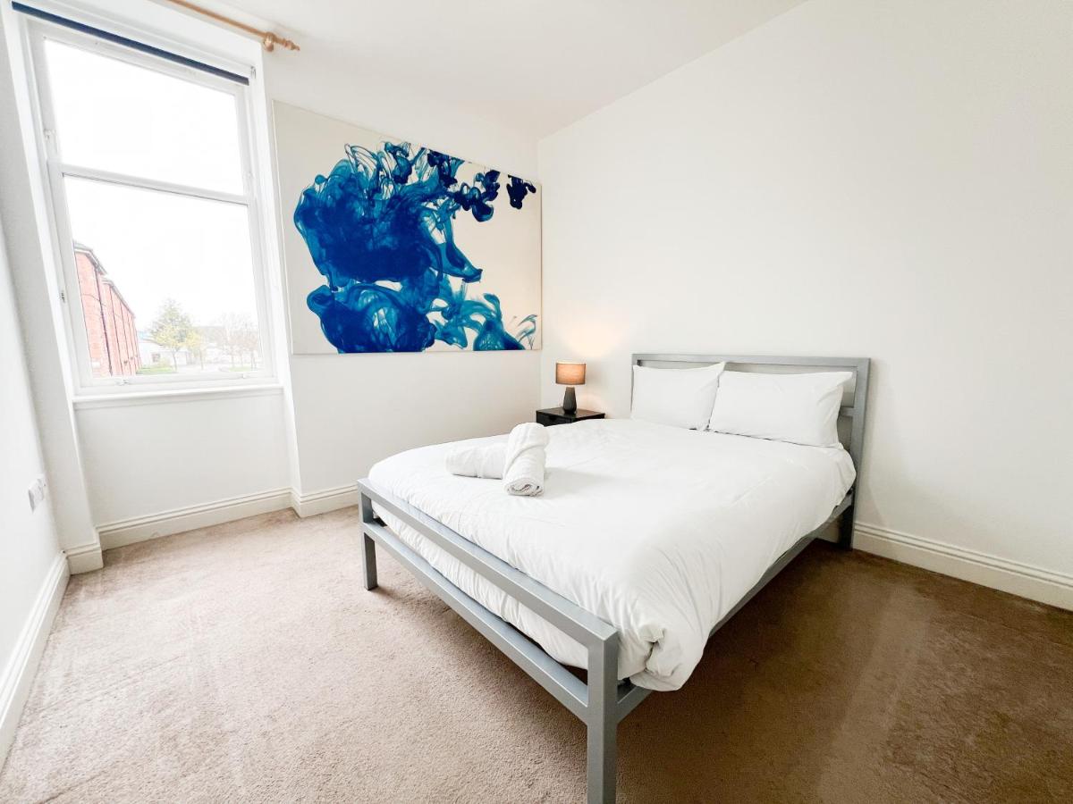 Chic Minimalist Retreat in Ibrox - B&B