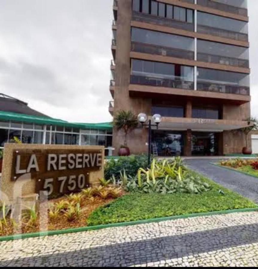 Lindo apto no melhor lugar da Barra da Tijuca! Com uma vista de tirar o fôlego, frente para o mar! Totalmente equipado e decorado ao lado dos melhores hotéis e quiosques da Barra! Portaria 24h, piscina, sauna, Jacuzzi, academia, garagem, Wi-Fi, lavanderia - B&B