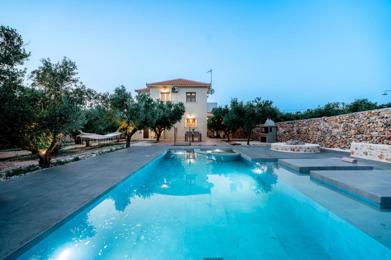 Villa Di Leon - Uniquely Designed Villa with Pool in a Picturesque Village near Famous Porto Limnionas, Offering Exceptional Hospitality By Villa Mana Gers - B&B