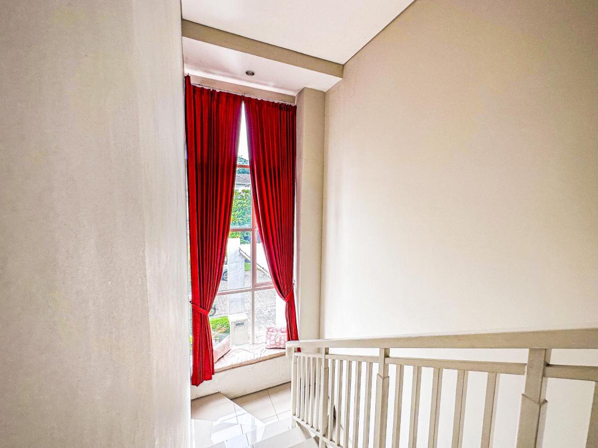 Royal Residence 3BR Exclusive Town House in West Surabaya by Le Ciel Hospitality - Chambres d'hôtes Surabaya