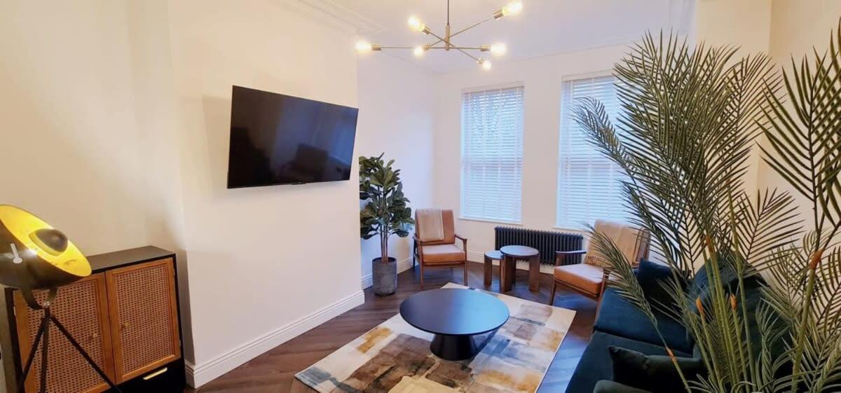 Stunning Luxury Spacious Holiday Home - 5 Bedrooms - Rest & Recharge in Manchester - Chambres d'hôtes Manchester