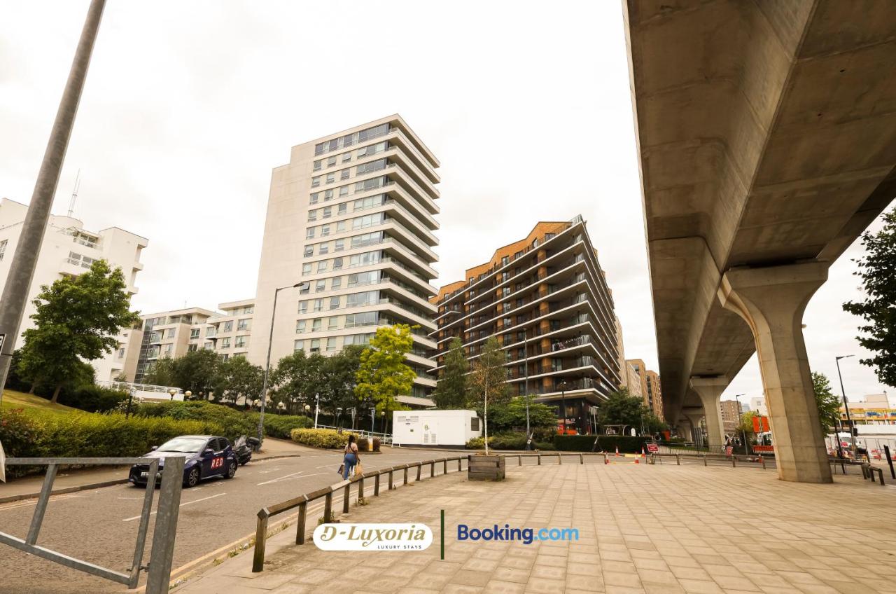 Stylish 2BR By DLuxoria Short Lets & Serviced Accommodation Greater London With Pet Friendly, Free WiFi & Free Parking - Bed and Breakfast
