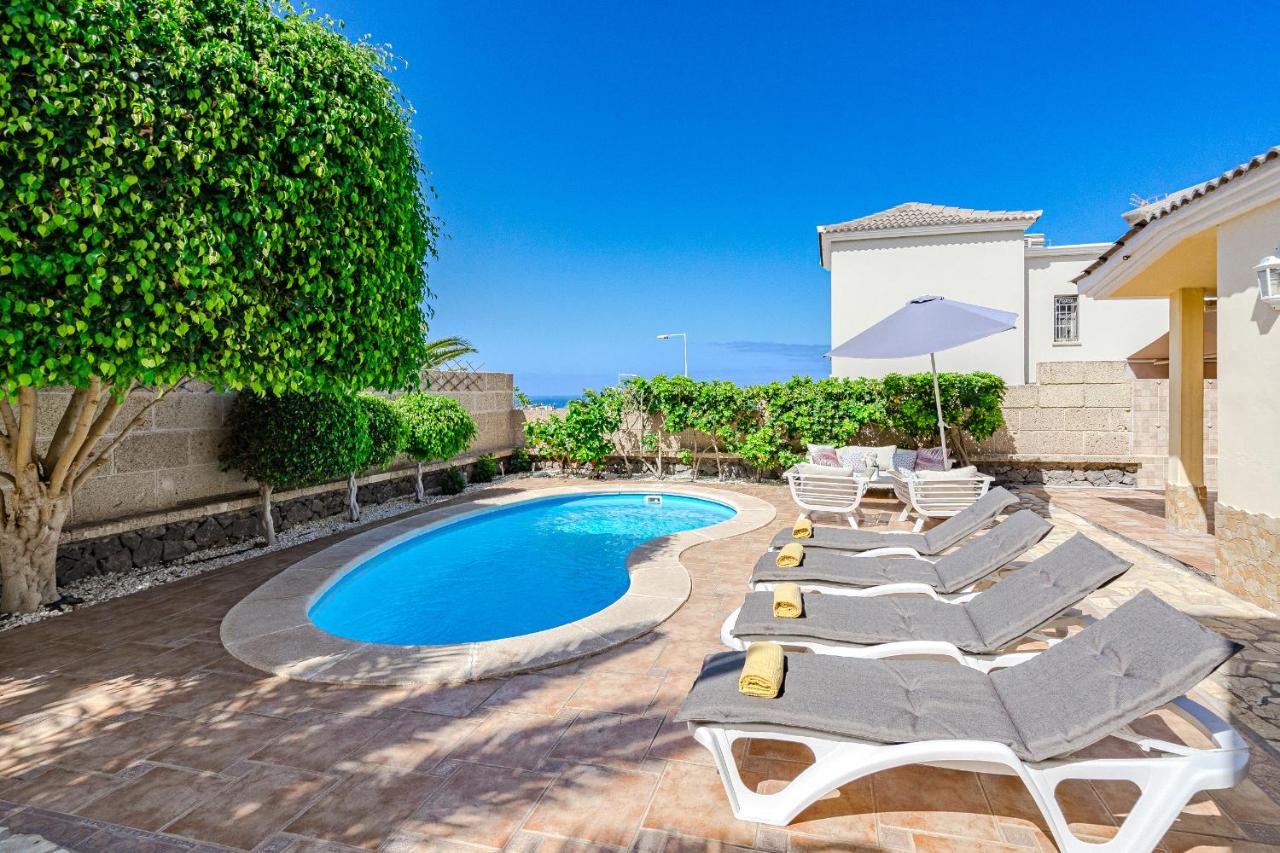 Villa con piscina en Madroñal Fañabe, Costa Adeje - Chambres d’hôtes Adeje