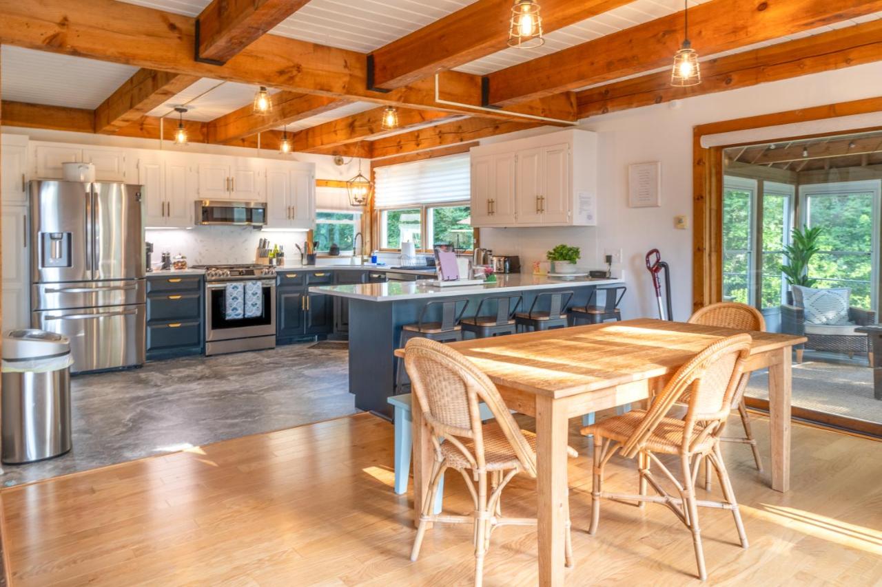 Private Pool and Screened Deck Mashpee Home! - Bed and Breakfast