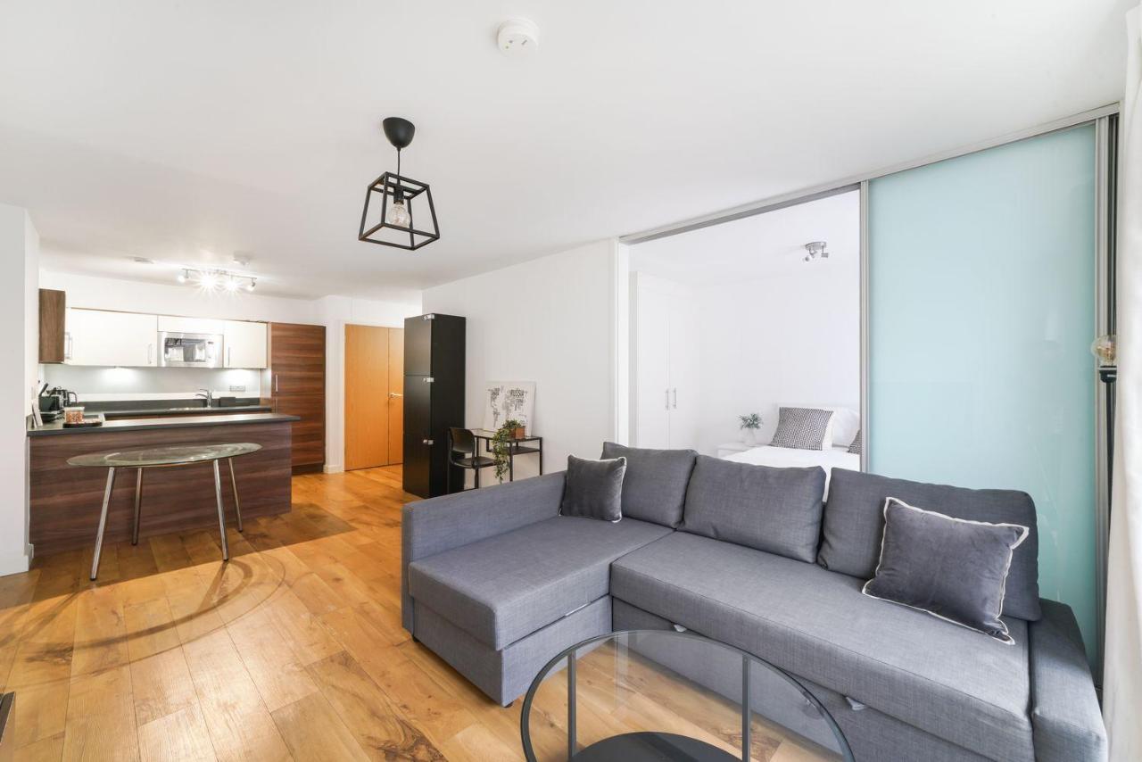 Heathrow Apartment with Parking & Gym - Chambres d'hôtes West Drayton