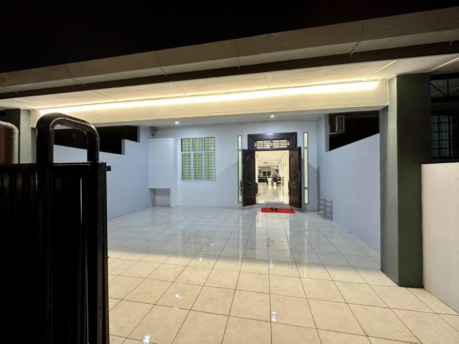 Jk Home 12Pax 500Mbps 10Beds 4BathR 2Carparks - Chambres d’hôtes Kuching