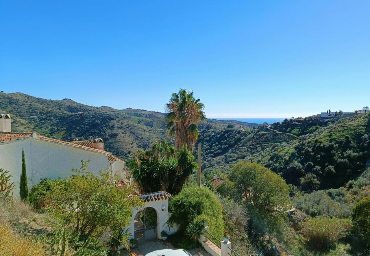 Charming Casa with Large Terrace and Sea View, 30 minutes from Malaga - Chambres d’hôtes Moclinejo