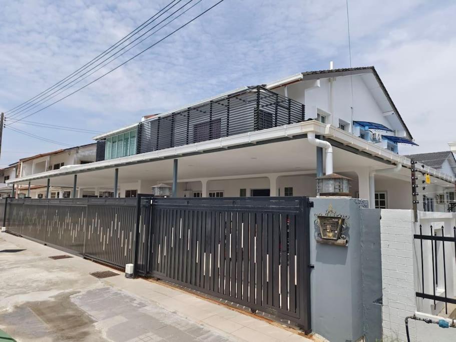 Jk Home Borneo 97 18Pax 6BedR 5BathR - B&B