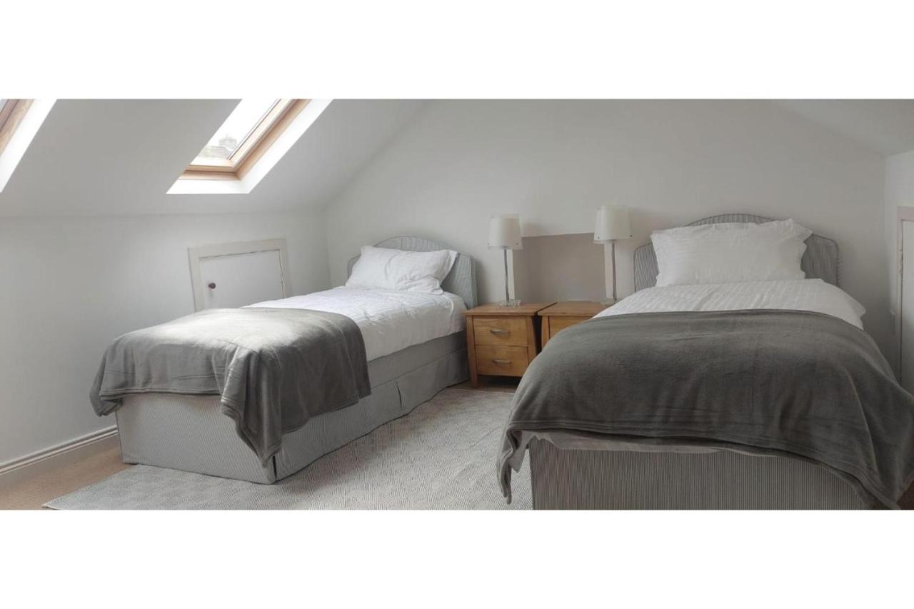 Bright Open Airy Living in Dublin 14 - B&B