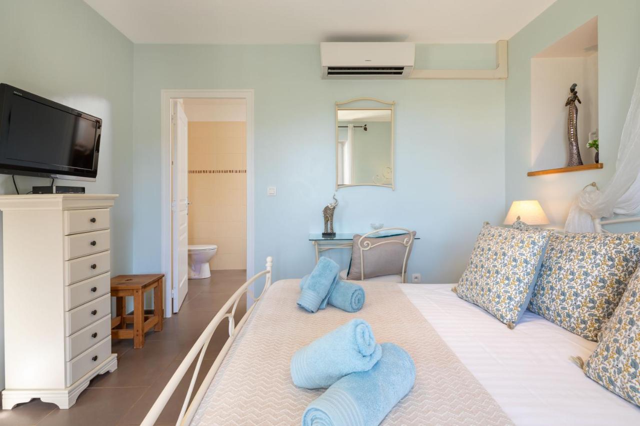 Habitación con cama extragrande y vistas a la piscina