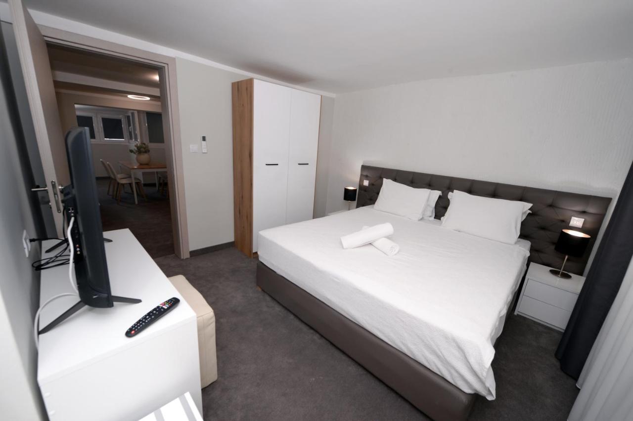 Deluxe One-Bedroom Apartment