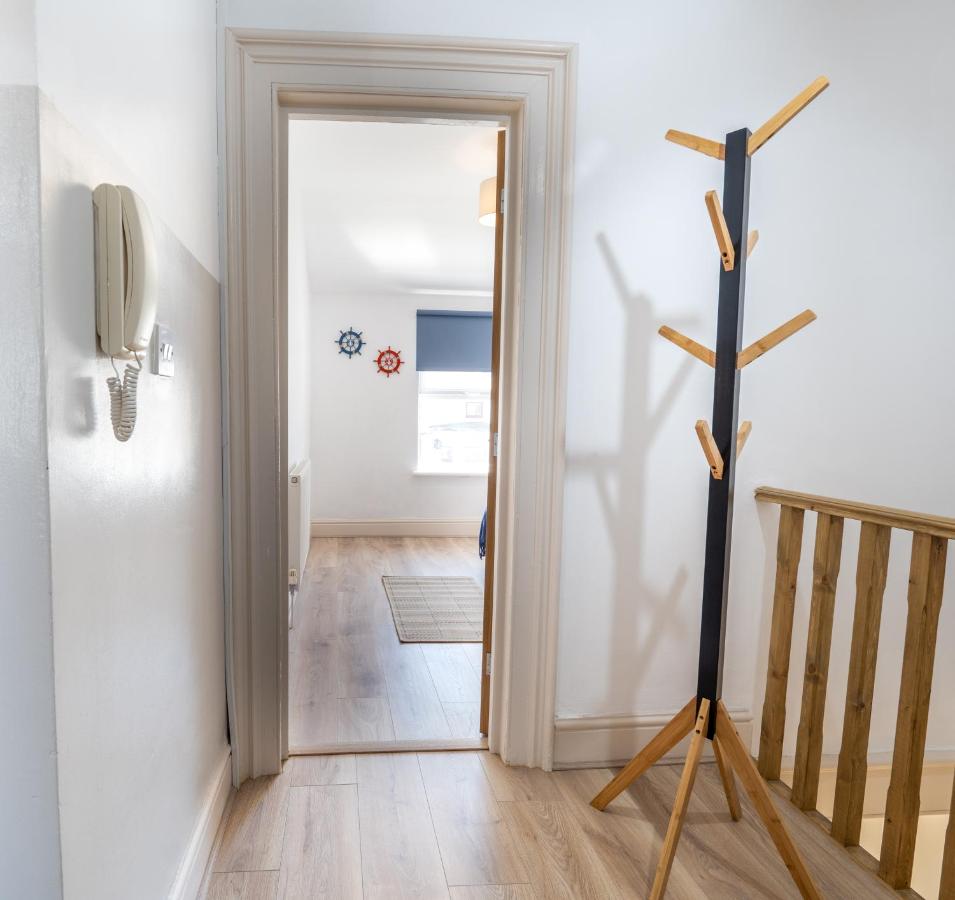 Contractors Stays, sleeps 6, free parking & WiFi, Wirral - B&B New Brighton
