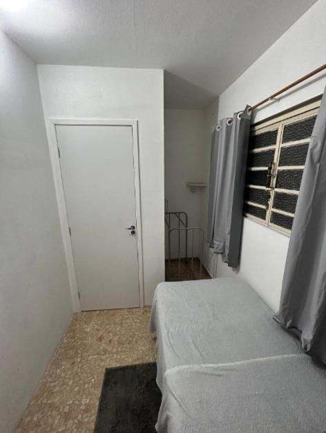 The Bridge - Central Studio with Free Parking - B&B Craiova