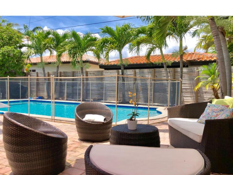 Gorgeous 3 bedroom with pool centrally located - Ferienwohnung