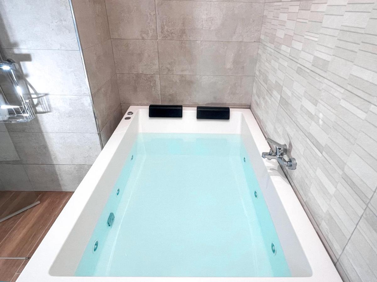 Studio with Spa Bath