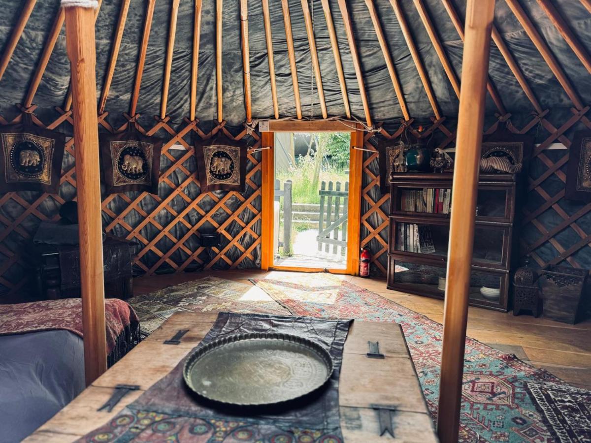 Yurt Within Grounds of 17th Century Country Inn - Chambres d’hôtes Douvres