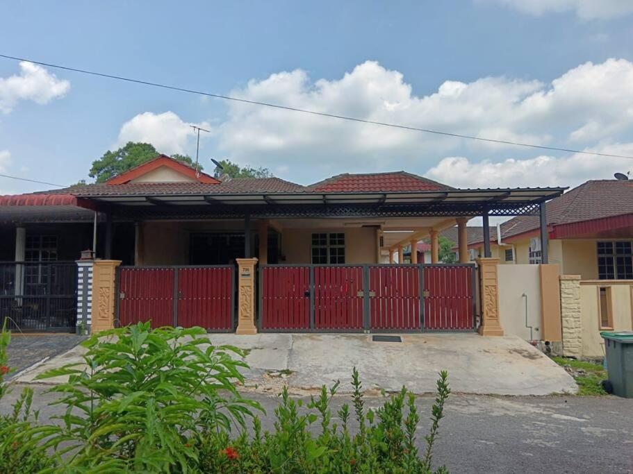 Homestay Amin 4 Fully Aircond Bedroom & 2 Bathroom - Bed and Breakfast