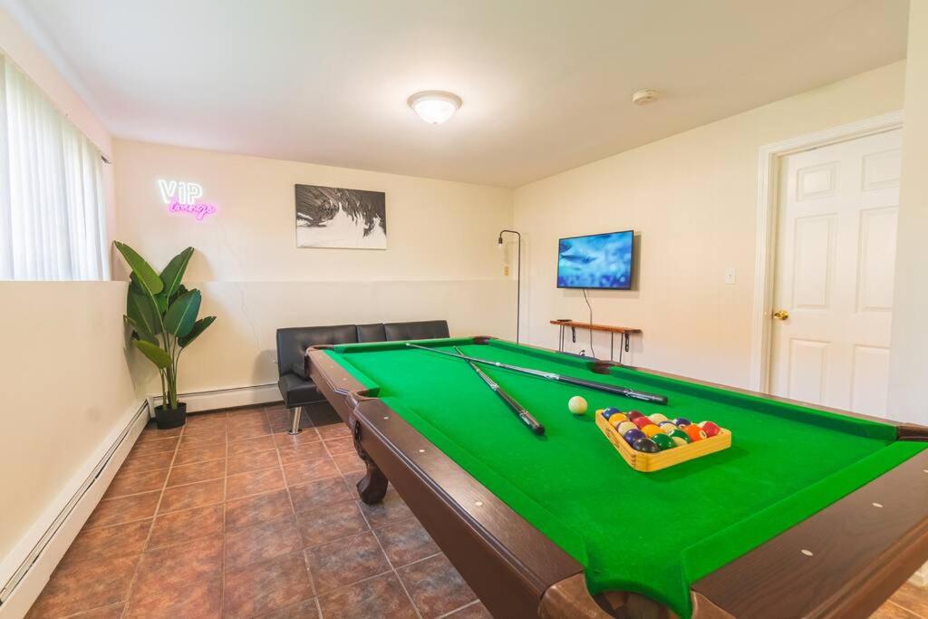 Roomy Boston 5BD-3BA-Pool Table-Free Parking - Chambres d’hôtes Revere