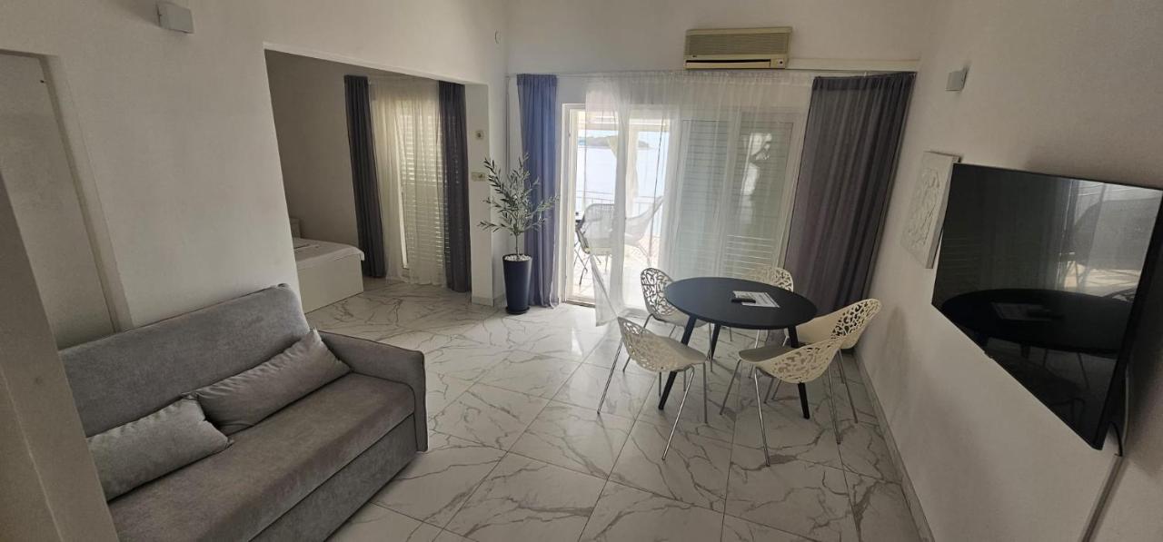One-Bedroom Apartment with Sea View and Balcony