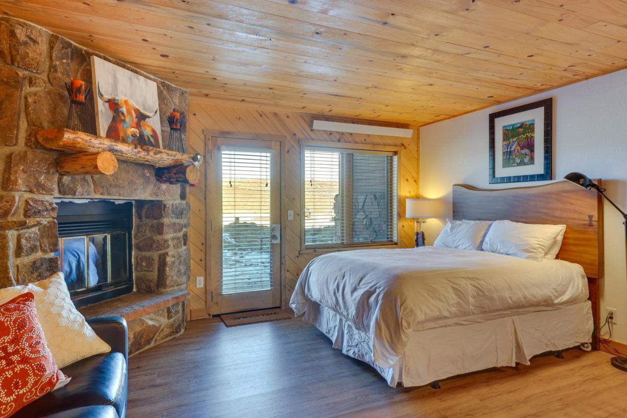 Near Skiing Studio with Pool Access in Granby! - Ferienwohnung