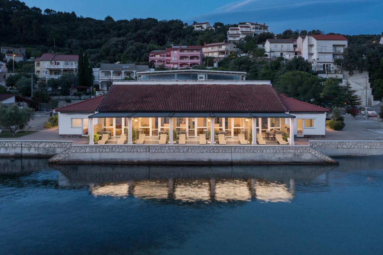 Seafront apartments Tomi - B&B