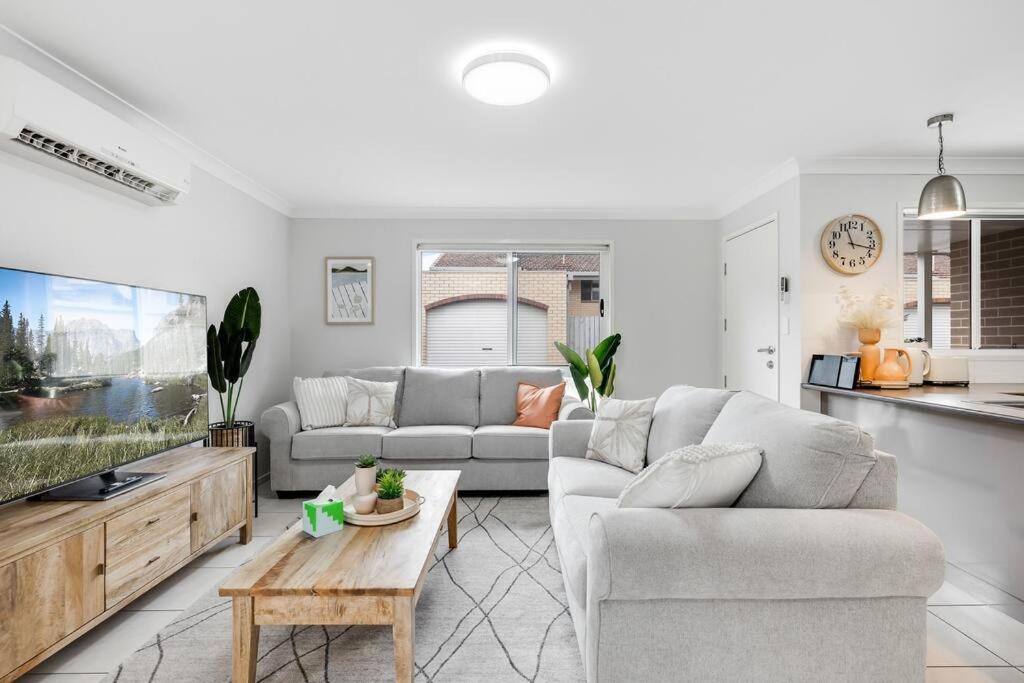 Stones throw to Grammar, Queens Park & CDB! - B&B