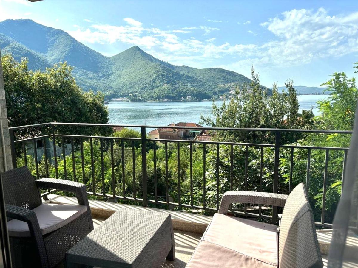 Apartment With Sea View in Kamenari - B&B