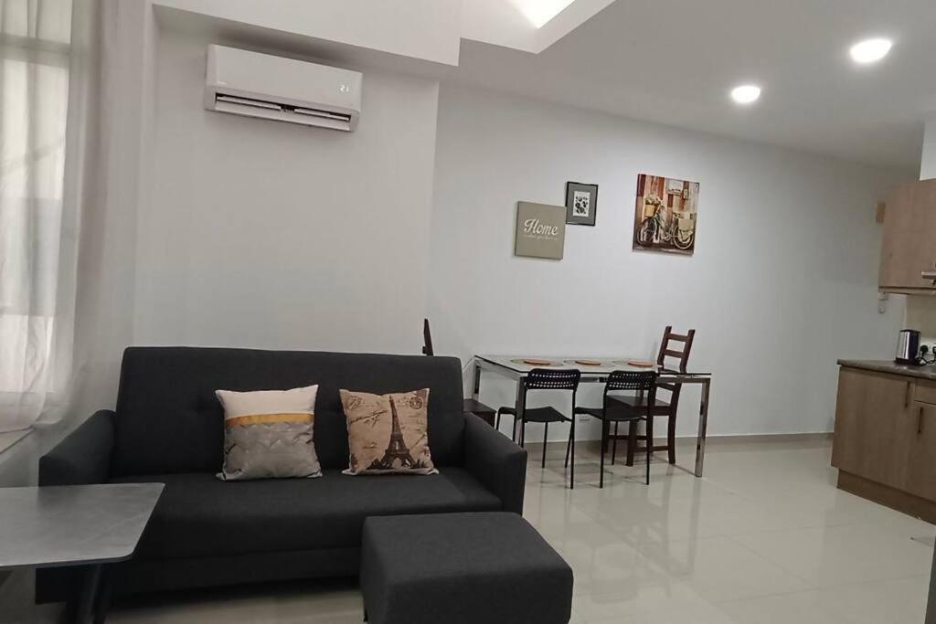 KLCC Newly Renovated Apartment - B&B