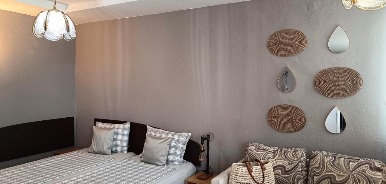 Estudio con sofá cama