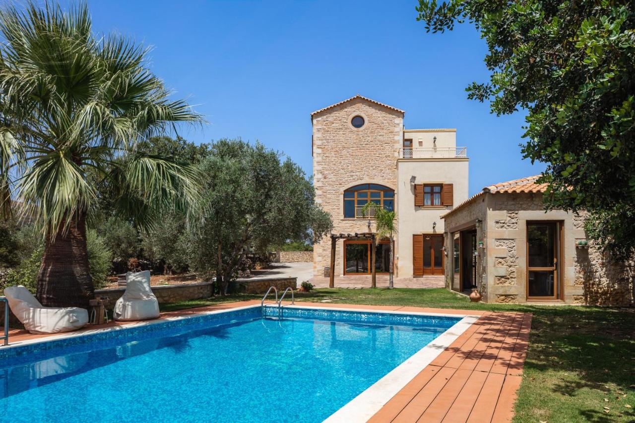 Saridakis Villa, a multi-generational Retreat, By ThinkVilla - Chambres d’hôtes
