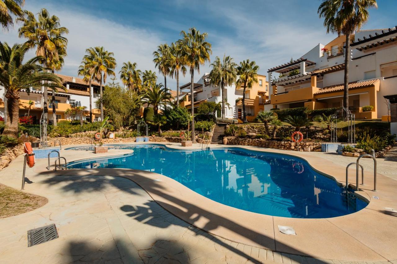 Renovated apartment with garden and direct beach access, Marbella East - B&B