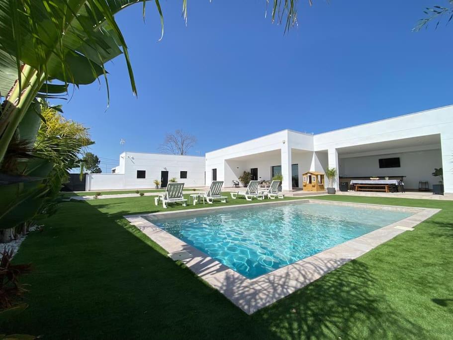 Villa con piscina Camino Doñana - B&B
