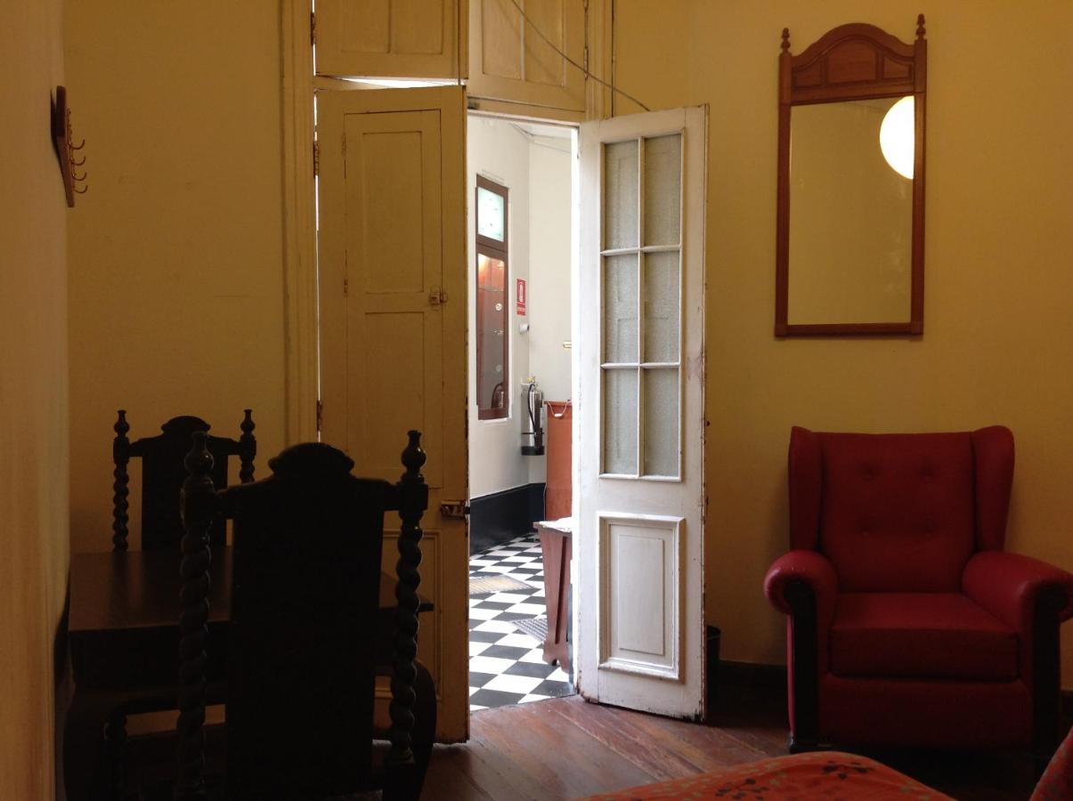 Chambre Lits Jumeaux avec Salle de Bains Commune