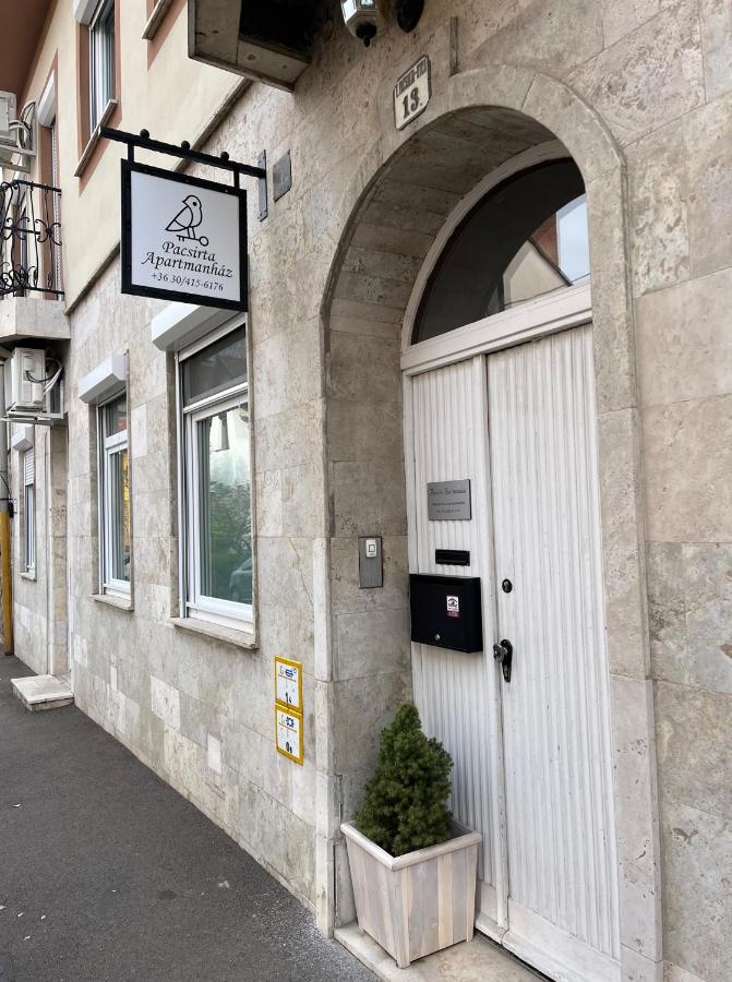 Pacsirta Apartmanház - B&B