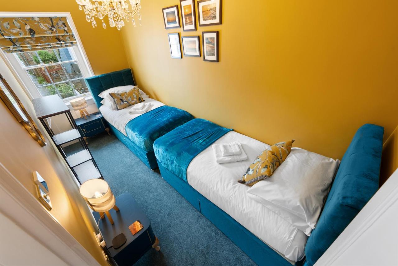 2BR Georgian home, hot tub, private garden, sea view, sleeps 6 - B&B Bognor Regis