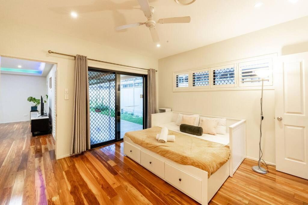 Spacious 5BR 3BA Home w Parking and Yard in Sunnybank M11 - B&B