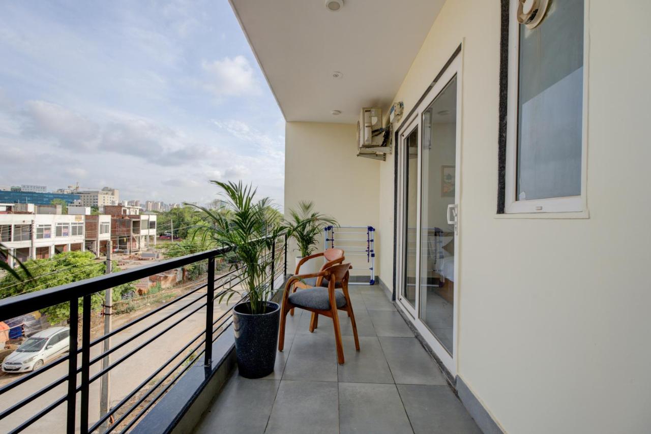 The Lodgers Studio Apartment Near Mall FiftyOne Gurugram - B&B