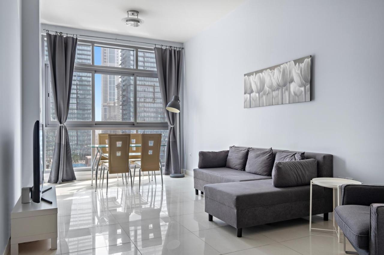 Stunning 1BR apartment overlooking Dubai Marina - Chambres d’hôtes Dubaï