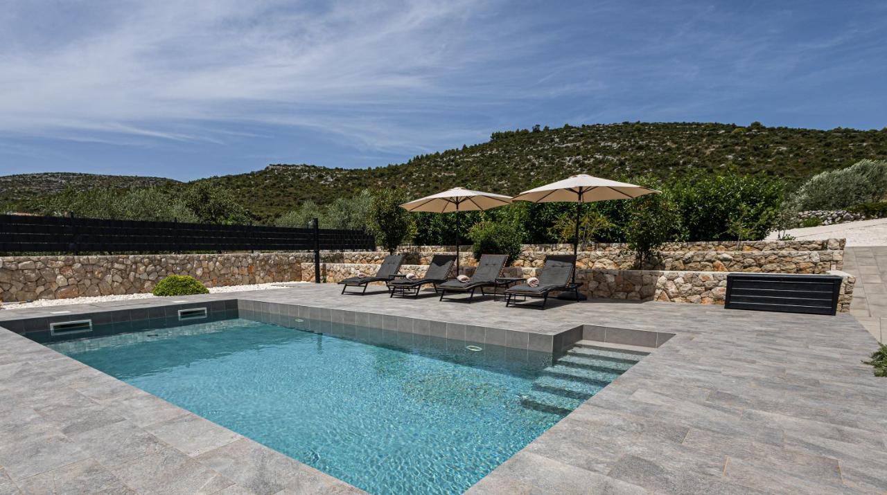 Villa Bosilen with private pool, near Trogir, Split airport, quiet area, family villa - Chambres d'hôtes Marina