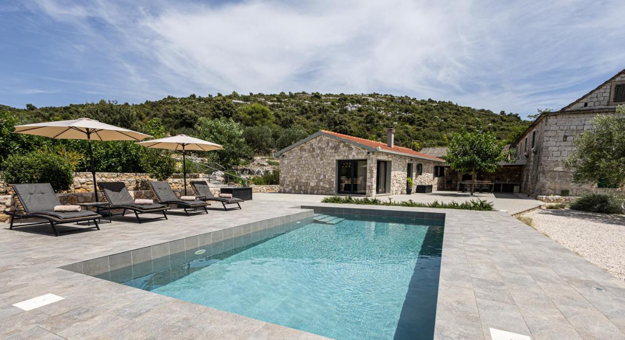 Villa Bosilen with private pool, near Trogir, Split airport, quiet area, family villa - B&B