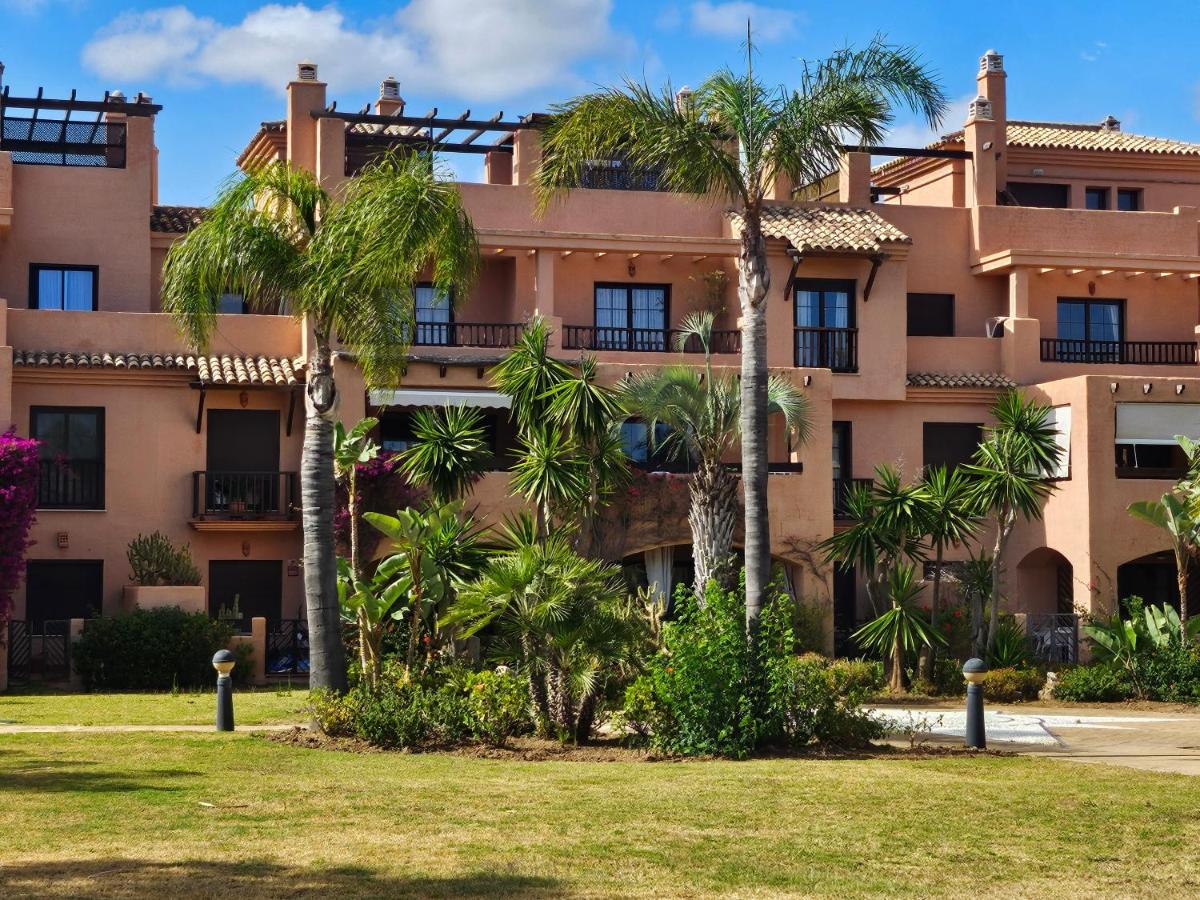 Modern 2BR APT second line Marbella Beach, Pools and Paddle - Ferienwohnung Estepona