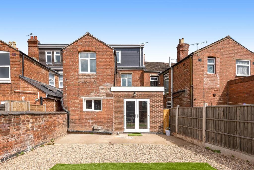 6 Bedroom 6 Bathroom House - Close to to City Centre - Free Parking, Fast Wifi, Smart TV and Work Desks by Yoko Property - B&B Coventry