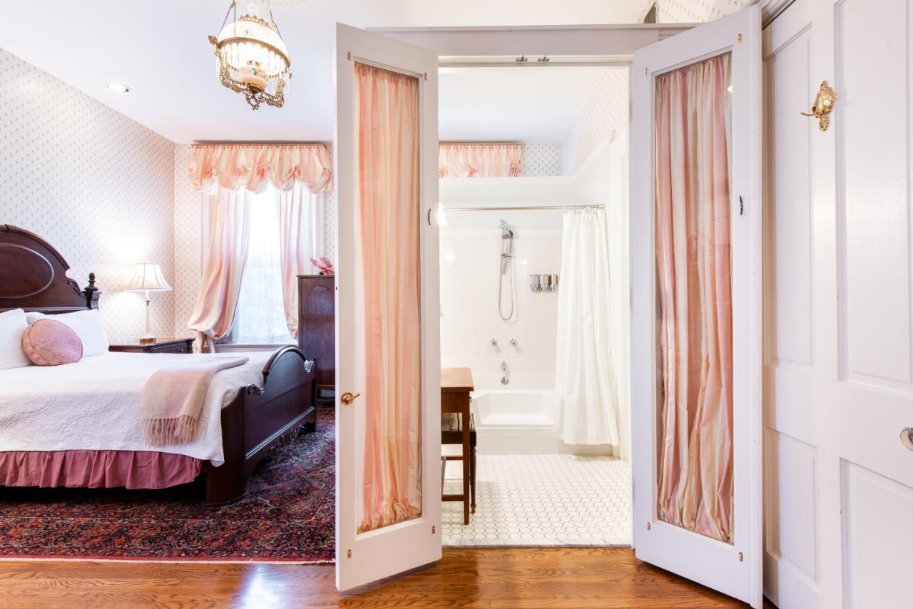 Deluxe Queen Suite