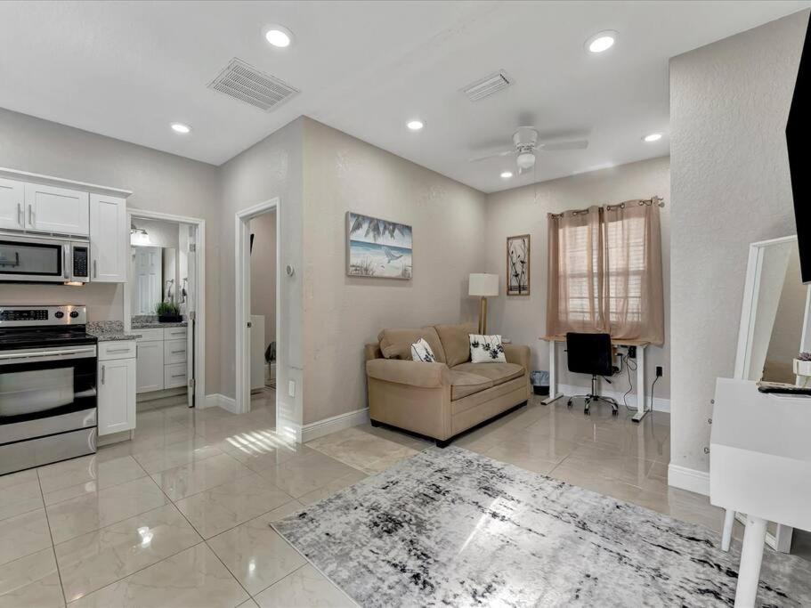 10 Minutes to Downtown Free Parking, AC - Bed and Breakfast