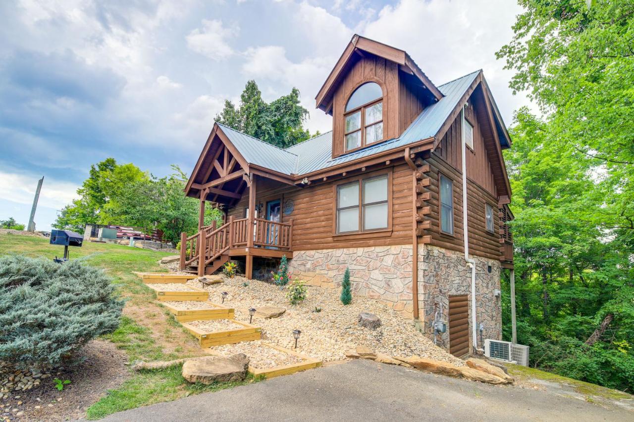 Pigeon Forge Cabin: Premier Location & Hot Tub - B&B Pigeon Forge