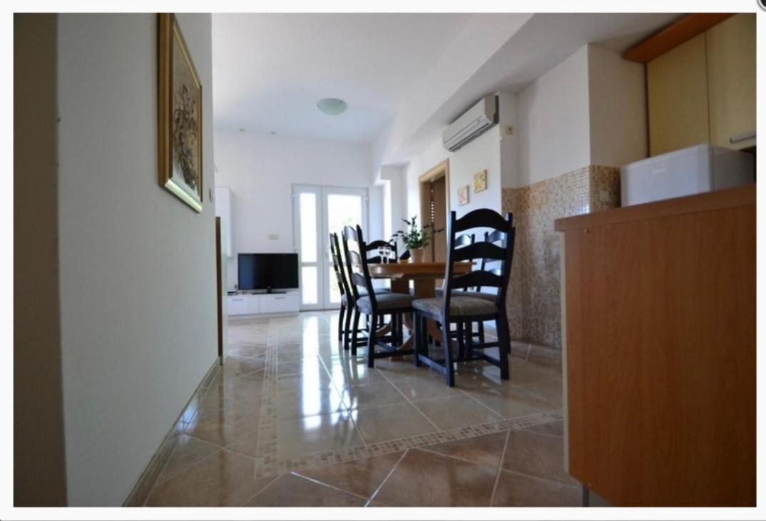 Apartment Bungalo with garden and private park place 6 persons - Bed and Breakfast Seget Vranjica