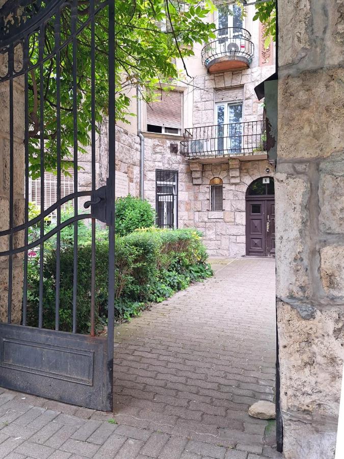 Modern Parkside Garden View Apartment - Bed and Breakfast Boedapest