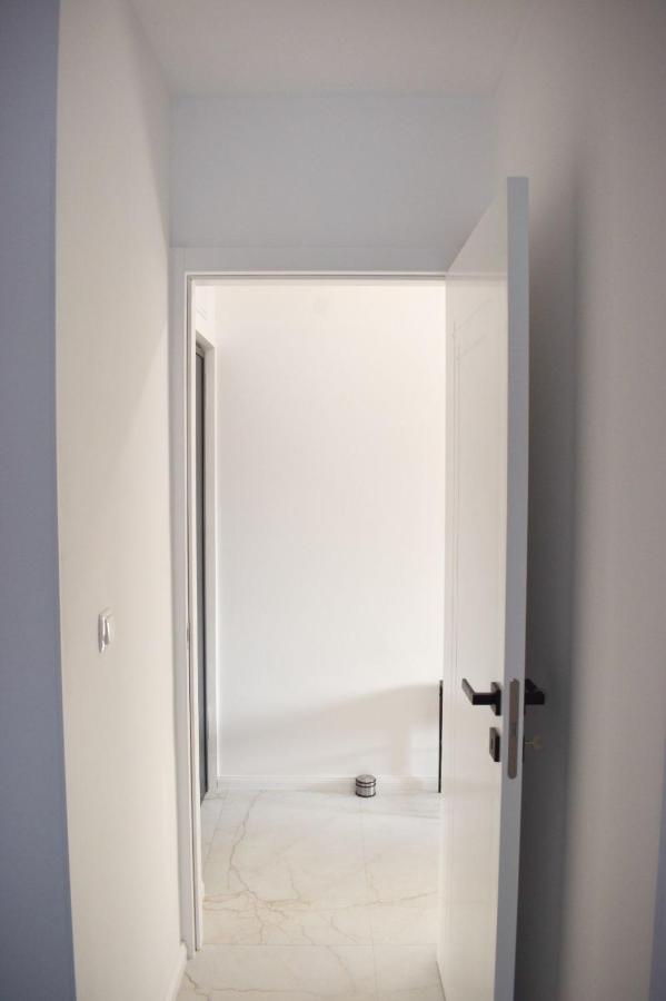 Worldwide - B&B Split